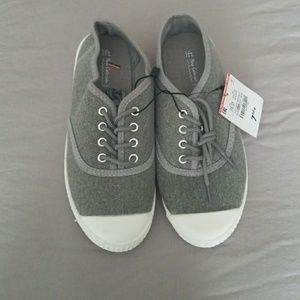 Boys size 3.5 sneakers